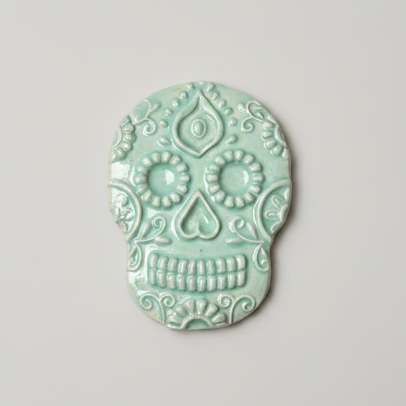 Sugar Skull Magnet – Day of the Dead Ceramic Ornament, 7.5×5 cm by Red Raven Pottery