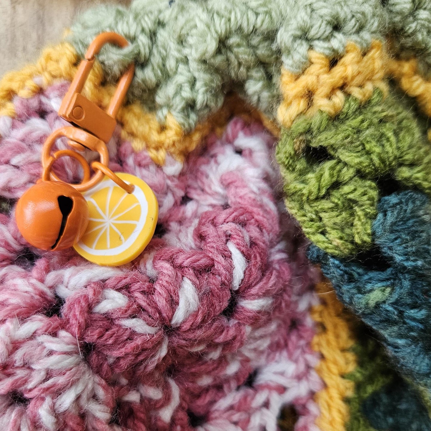 Sunburst Revival Crochet Bag – Granny Square Hippie Handbag , 22 × 18 cm by Hook & Hex