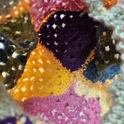 Sunburst Revival Crochet Bag – Granny Square Hippie Handbag , 22 × 18 cm by Hook & Hex