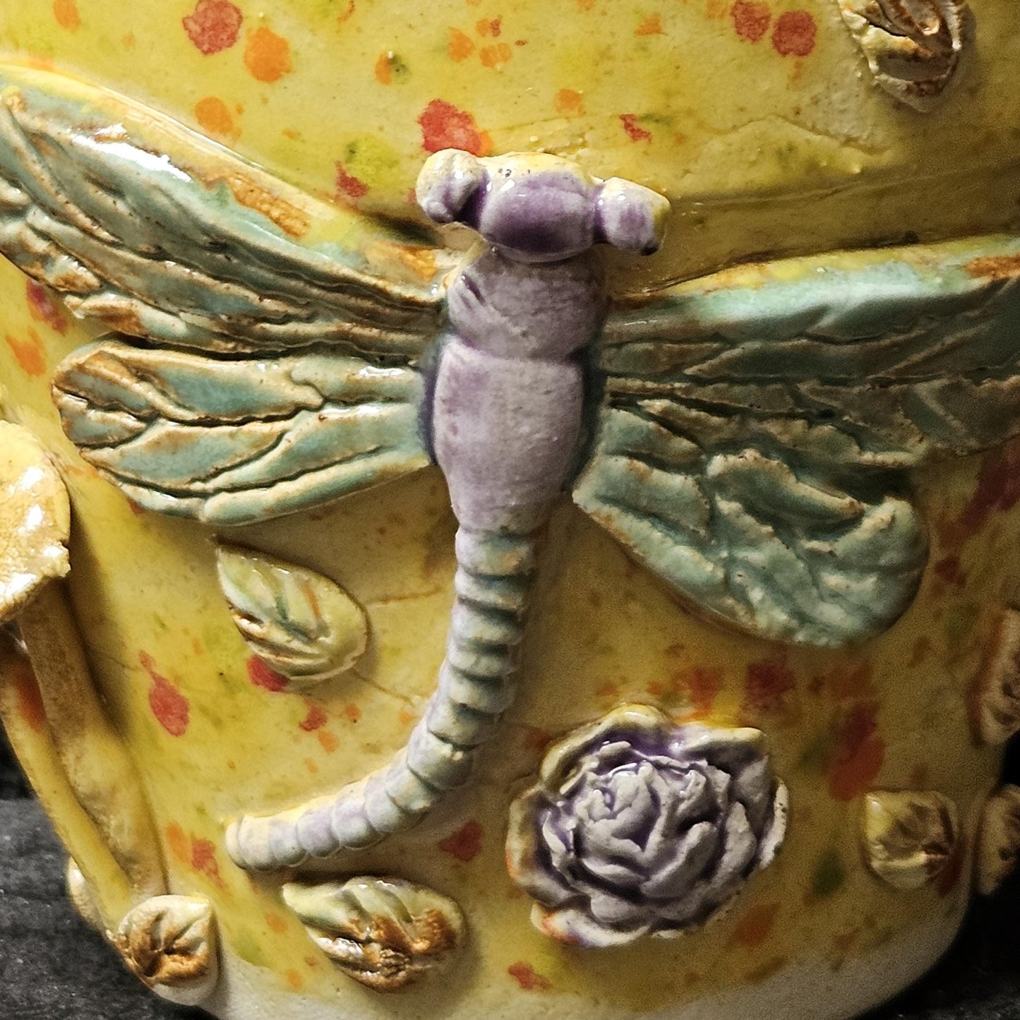 Sunlit Dragonfly Ceramic Planter – Freckled Renewal Vessel, Ø10×9 cm by Red Raven Pottery