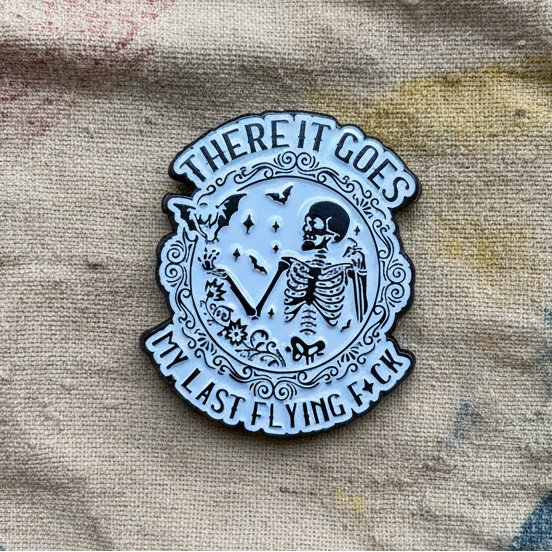 There It Goes Lapel Pin – Skeleton Scream Metal Badge, 3 × 3.8 cm
