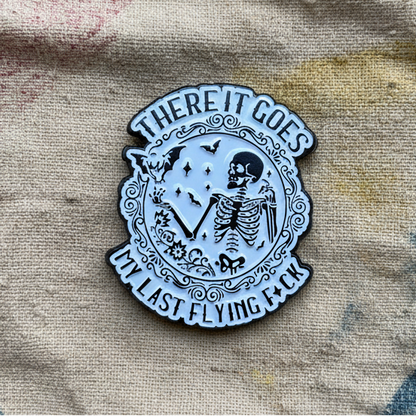 There It Goes Lapel Pin – Skeleton Scream Metal Badge, 3 × 3.8 cm
