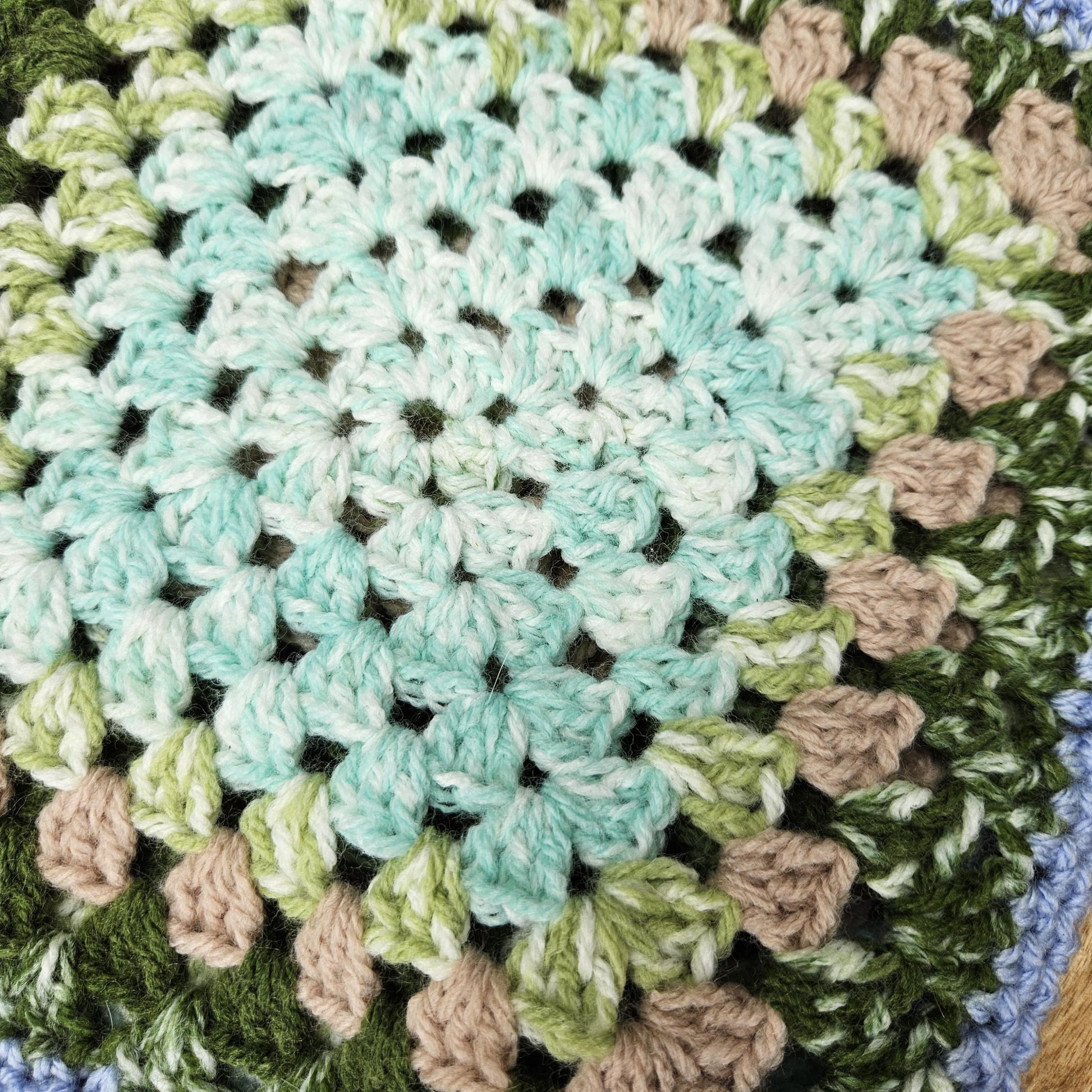 Verdant Grove Crochet Bag – Granny Square Carryall, 25×25 cm by Hook & Hex