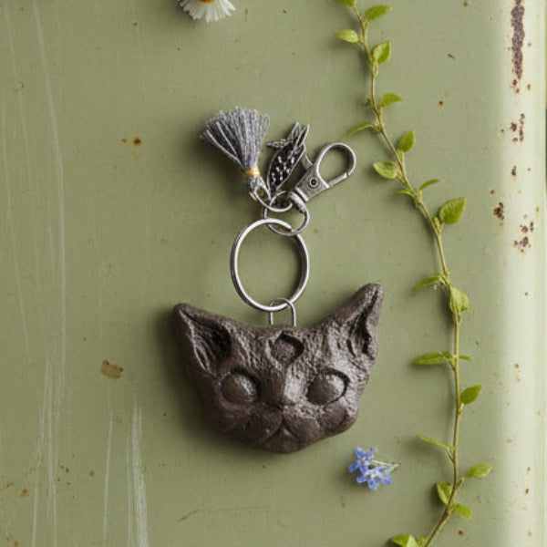 Wicca Cat Keychain – Familiar Spirit Ceramic Charm, 5.5×3.5 cm by Red Raven Pottery